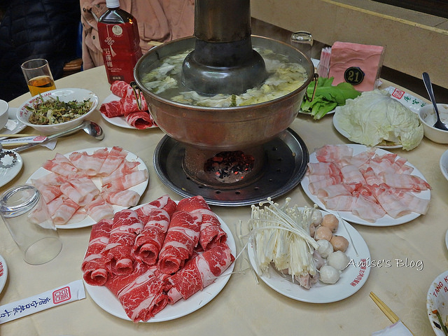 唐宮蒙古烤肉+酸菜白肉鍋吃到飽，我最愛熱呼呼的燒餅！ @愛吃鬼芸芸