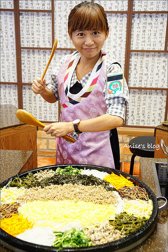 韓國傳統石鍋拌飯文化體驗館韓國傳統飲食文化+宵夜一定要吃BBQ炸雞啊，噴火火辣辣 @愛吃鬼芸芸