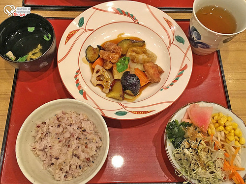 東京池袋．さんるーむ，黑醋雞肉好好吃+野菜吃到飽 @愛吃鬼芸芸