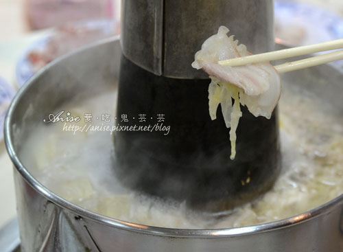 台電勵進餐廳酸白鍋，蔥油餅、排骨酥、炸丸子是王道！ @愛吃鬼芸芸