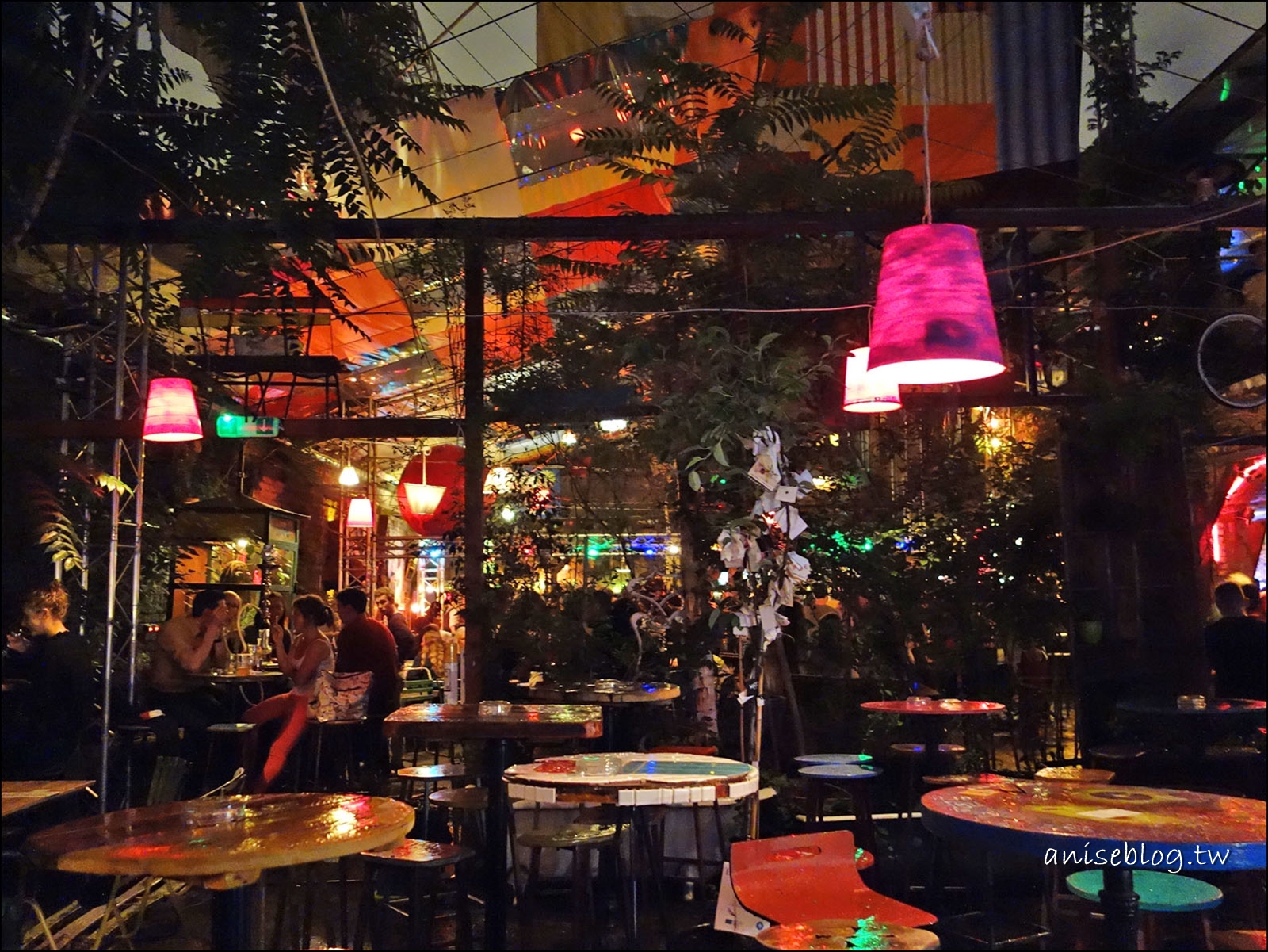 布達佩斯廢墟酒吧_Szimpla Kert049