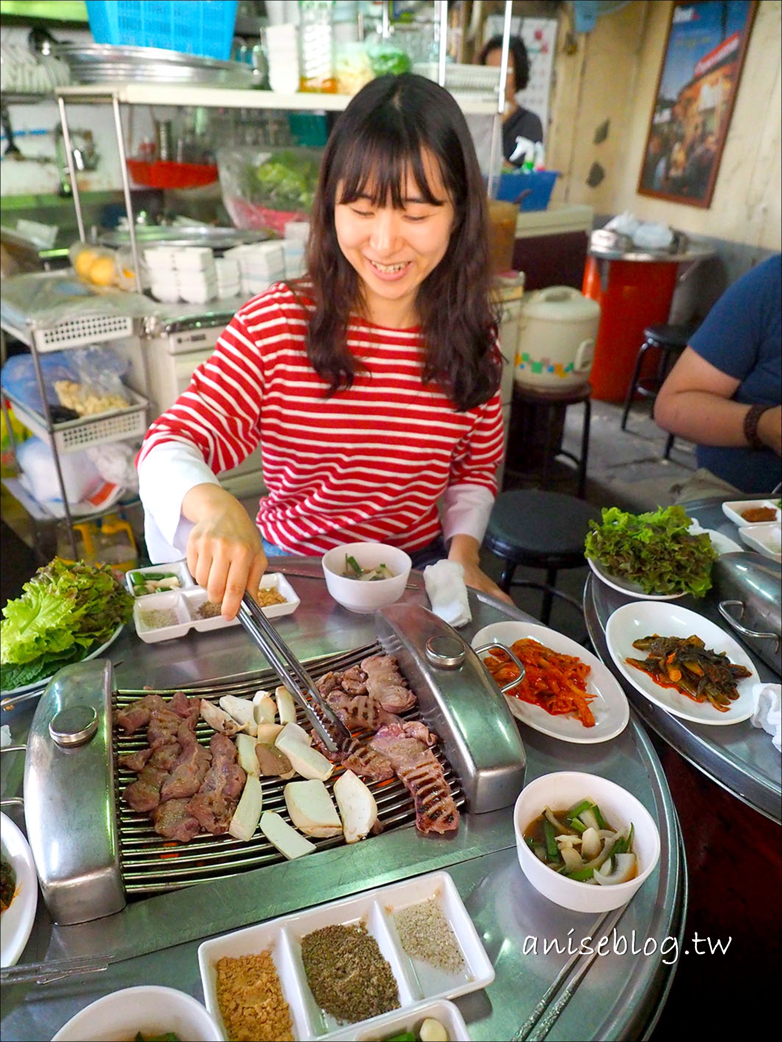 首爾街頭小吃 烤肉、辣炒年糕、韓式煎餅、海苔飯捲、炸餃子、龍鬚糖、大便糕 @愛吃鬼芸芸