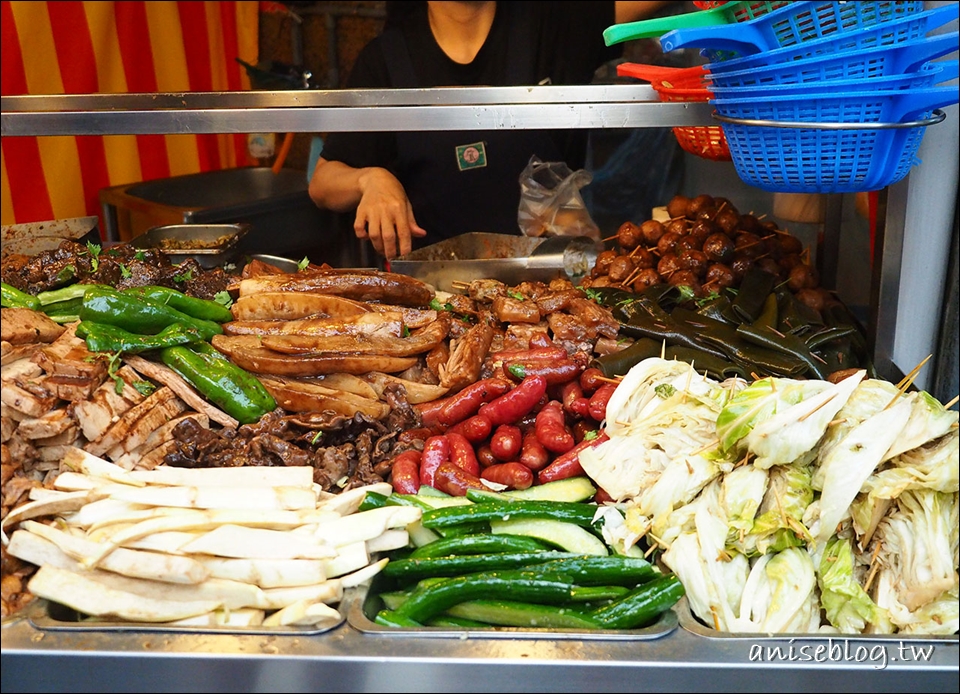 台中一中街美食．在地人推薦精華版，福州包、家家福甘梅薯條、10元滷味、王記麻辣乾麵、21臭豆腐、胖子雞丁、上和園滷味、幸福良心紅茶、燒酒螺、海盜飯糰