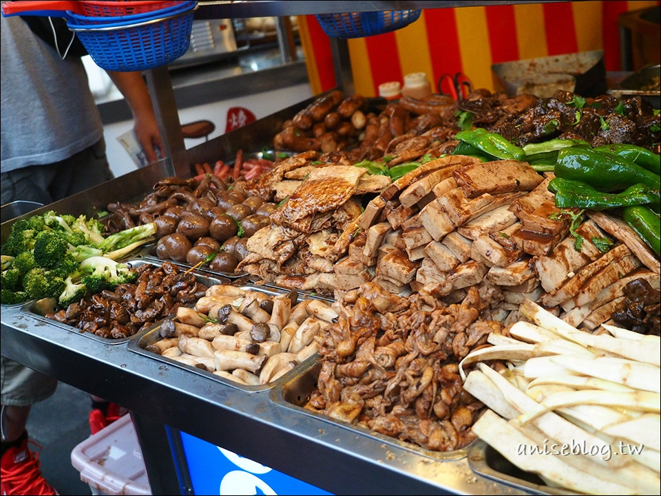 台中一中街美食．在地人推薦精華版，福州包、家家福甘梅薯條、10元滷味、王記麻辣乾麵、21臭豆腐、胖子雞丁、上和園滷味、幸福良心紅茶、燒酒螺、海盜飯糰