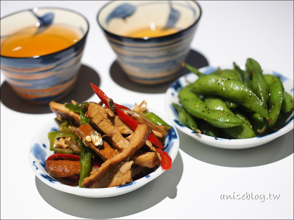 六張犁美食．好雞飯堂，招牌胡椒雞、麻油蛋、臭豆腐是三寶