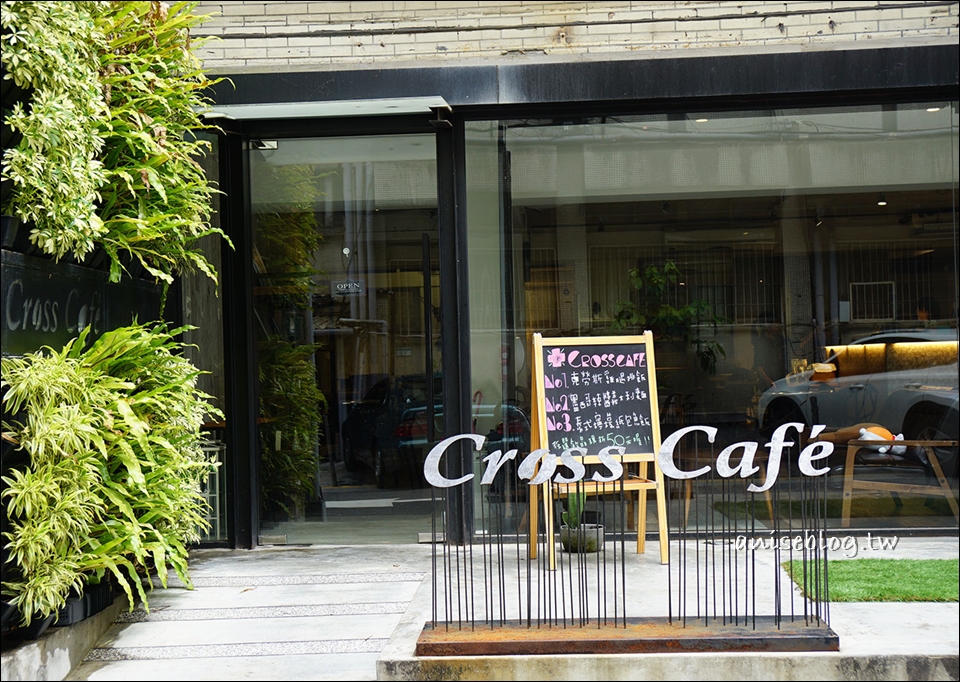 東區咖啡．CROSS CAFE，平日不限時、商午很划算
