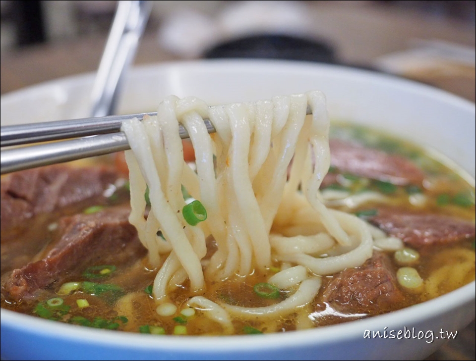 給她辣牛肉麵