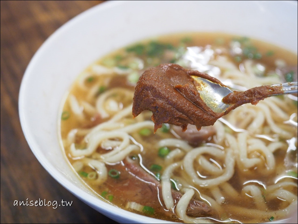 給她辣牛肉麵