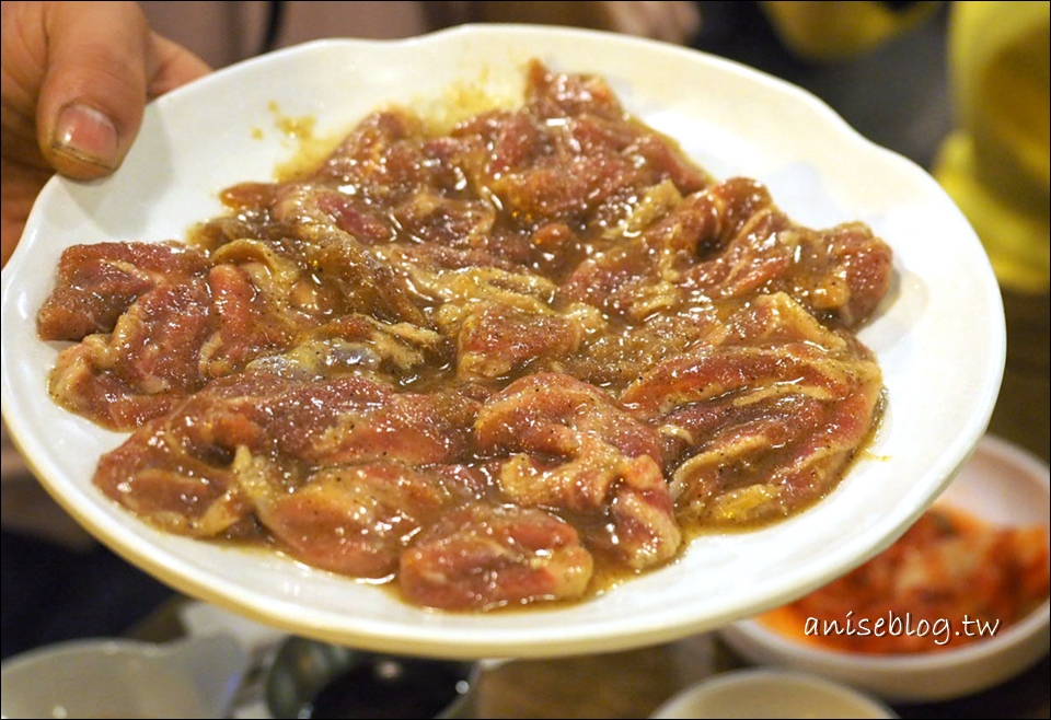 首爾美食．弘大胖胖豬燒肉，在地人推薦的好味道！