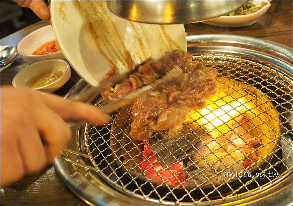 首爾美食．弘大胖胖豬燒肉，在地人推薦的好味道！