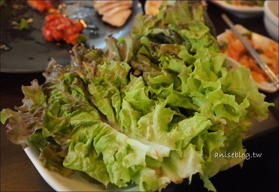 弘大美食．元祖老奶奶菜包肉，我的媽呀辣死我的豬蹄 Q_Q