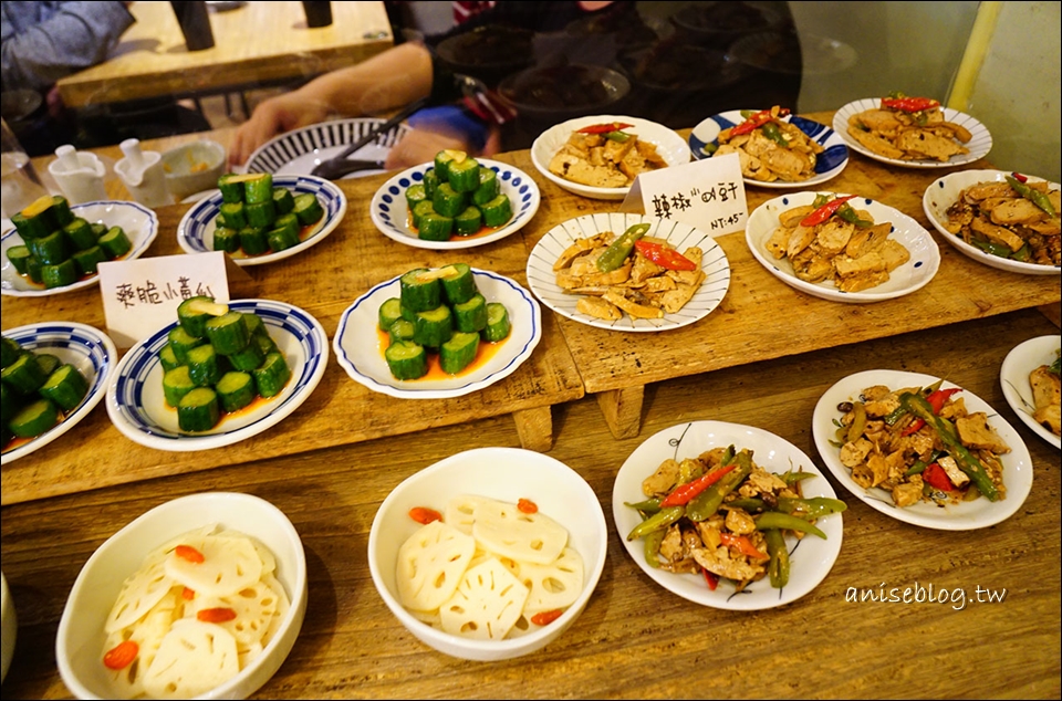 餃子樂(原東湖王家水餃)，乾麵和小菜好厲害！