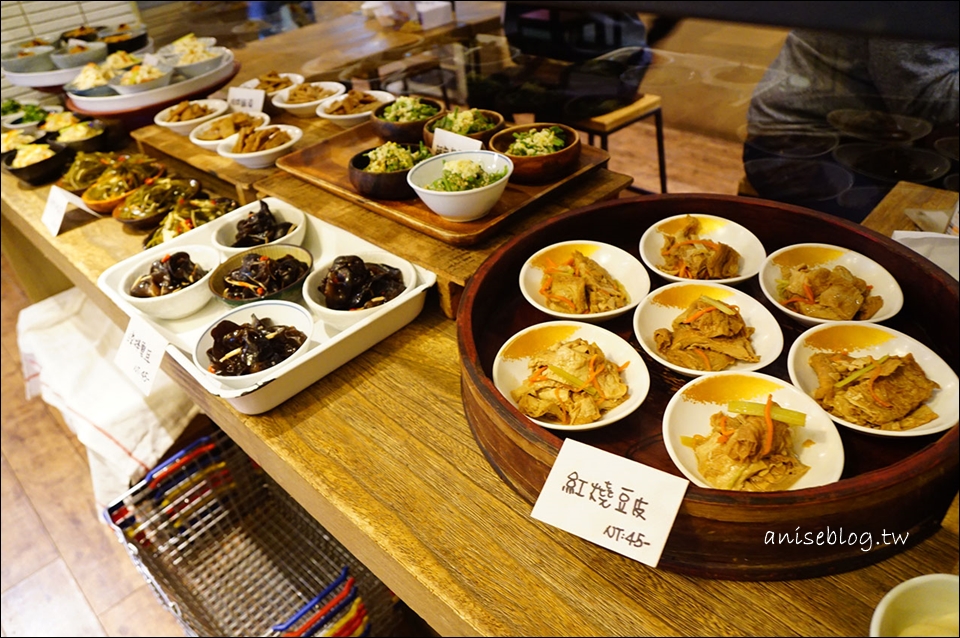 餃子樂(原東湖王家水餃)，乾麵和小菜好厲害！