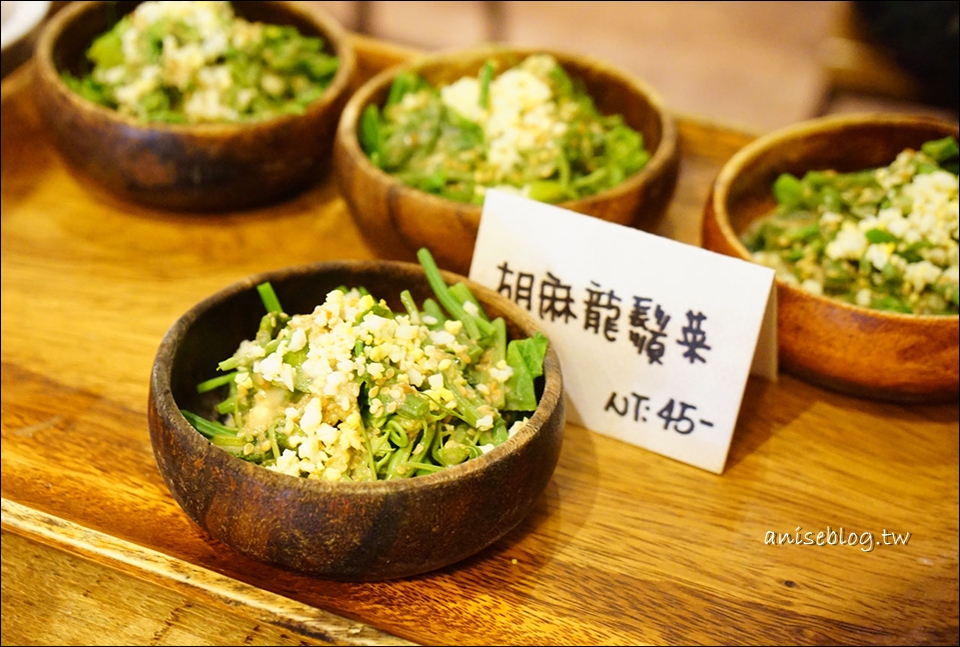 餃子樂(原東湖王家水餃)，乾麵和小菜好厲害！