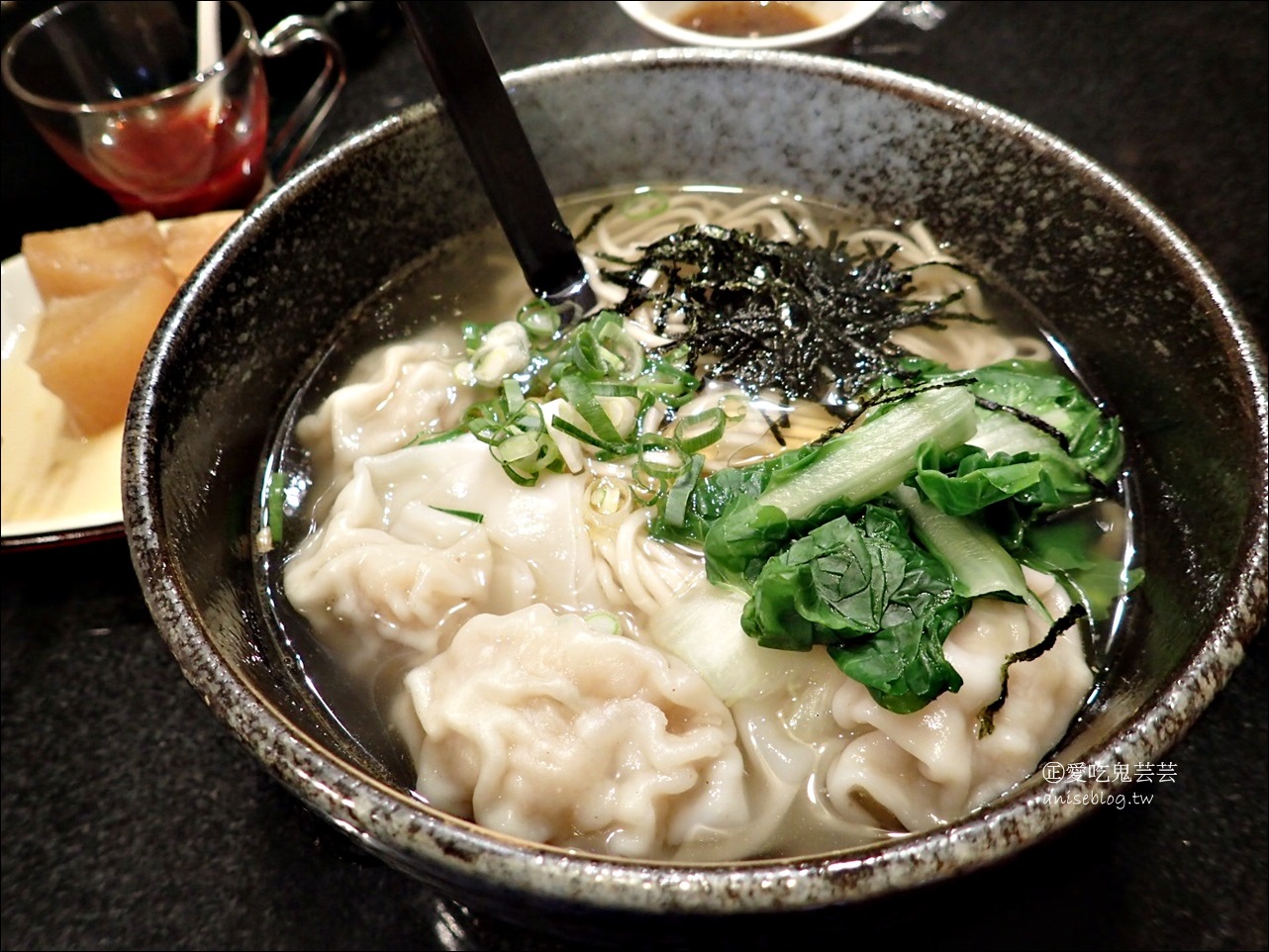 餛飩鋪子，九種口味餛飩，酒吧風格的麵食館，南京三民站、京華城美食(姊姊食記) @愛吃鬼芸芸