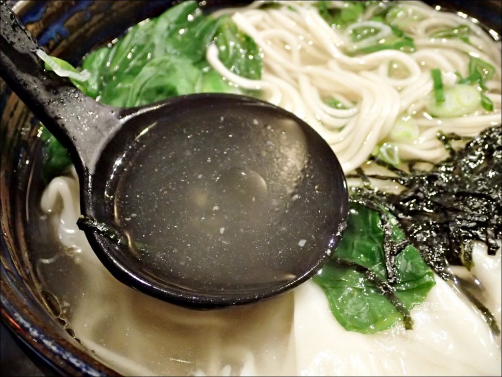 餛飩鋪子，九種口味餛飩，酒吧風格的麵食館，南京三民站、京華城美食(姊姊食記)