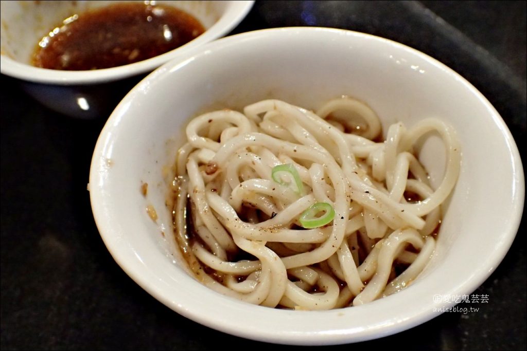 餛飩鋪子，九種口味餛飩，酒吧風格的麵食館，南京三民站、京華城美食(姊姊食記)