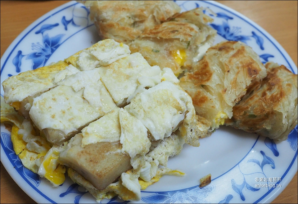 東區小吃 | 佳佳香鍋貼銅板美食，冰糖木耳蓮子湯毫好吃