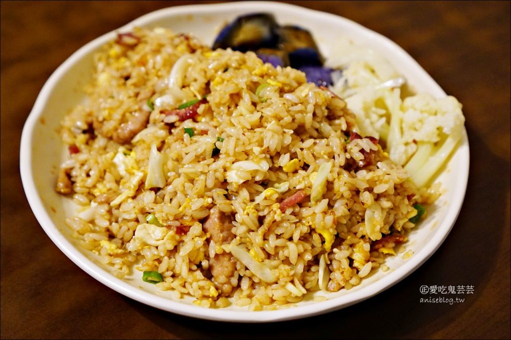 阿仁炒飯炒麵熱炒，還有好吃辣泡菜 | 大同區大龍峒美食(姊姊食記)