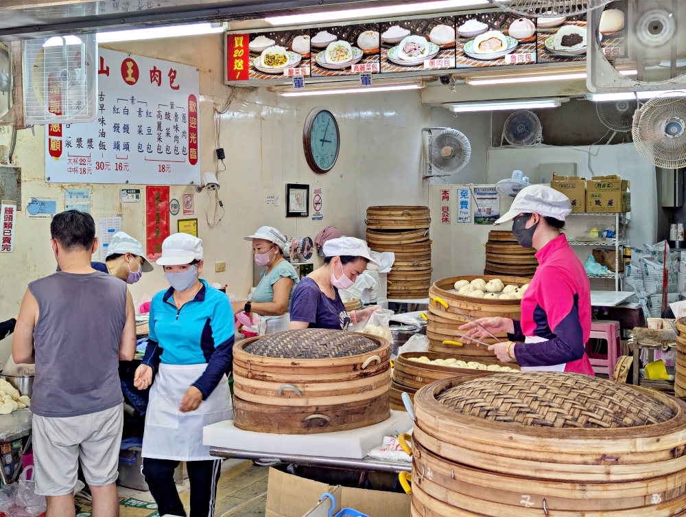 秒殺金山王肉包，金山老街排隊美食手工包子(姊姊食記)