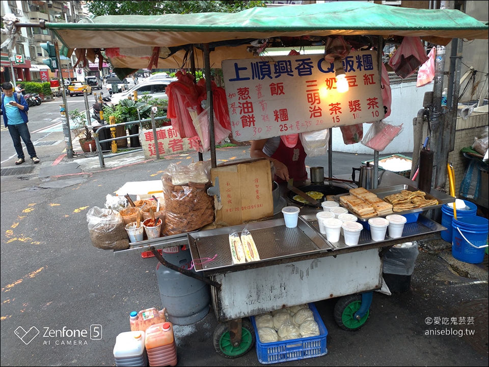 台北東區早餐 | 上順興香Q飯糰，隱藏版蔥油餅飯糰內餡超好吃！