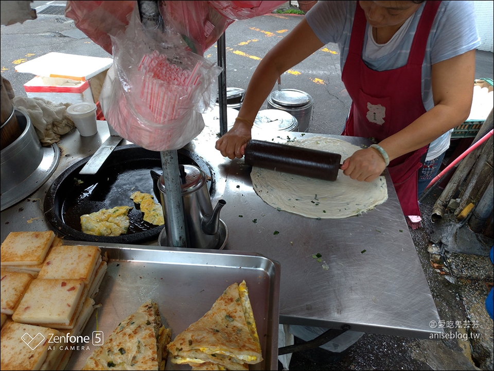 台北東區早餐 | 上順興香Q飯糰，隱藏版蔥油餅飯糰內餡超好吃！