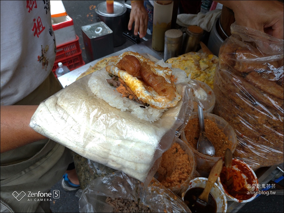 台北東區早餐 | 上順興香Q飯糰，隱藏版蔥油餅飯糰內餡超好吃！