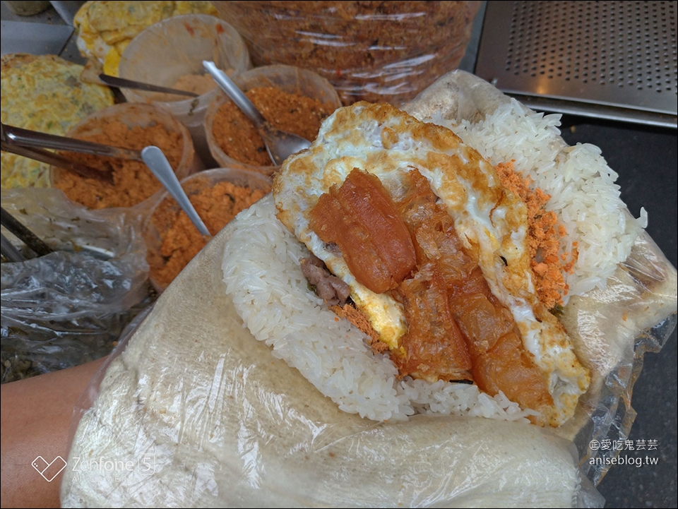 台北東區早餐 | 上順興香Q飯糰，隱藏版蔥油餅飯糰內餡超好吃！