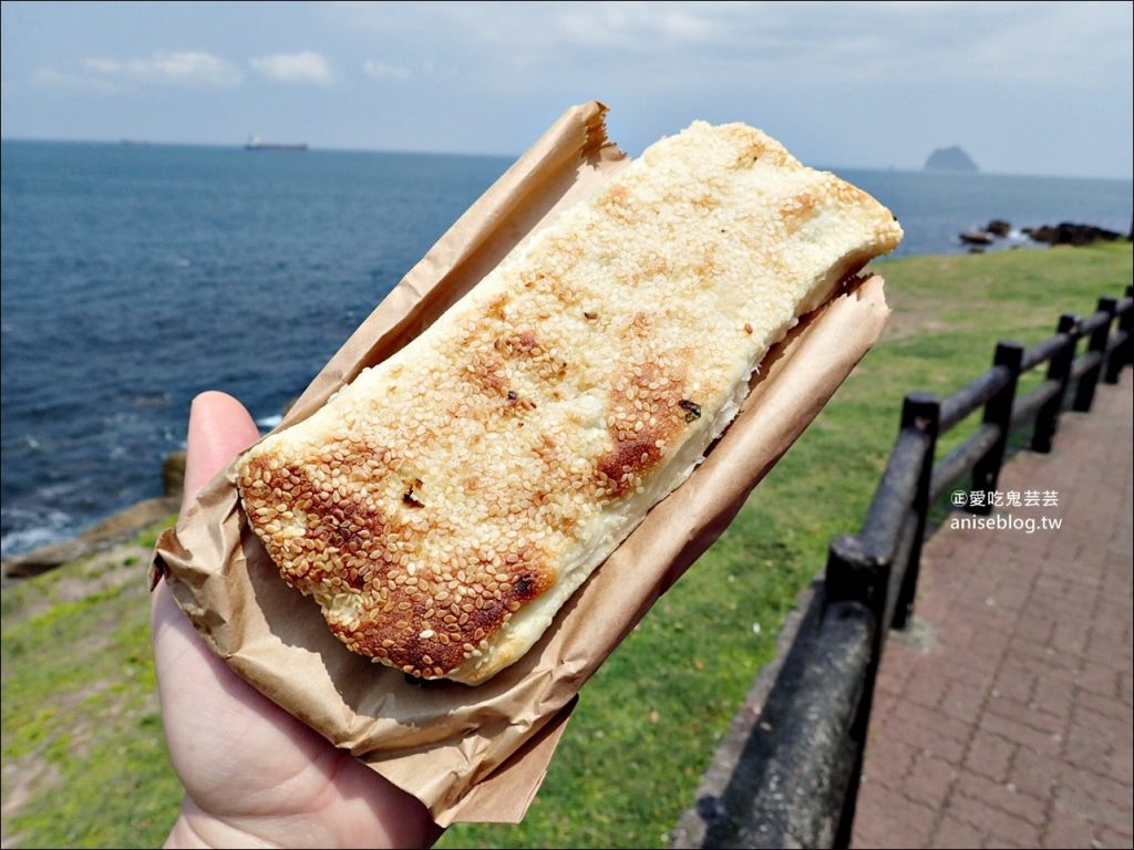 阿國碳烤燒餅，炭烤三角餅、甜鹹酥餅，基隆火車站美食(姊姊食記)