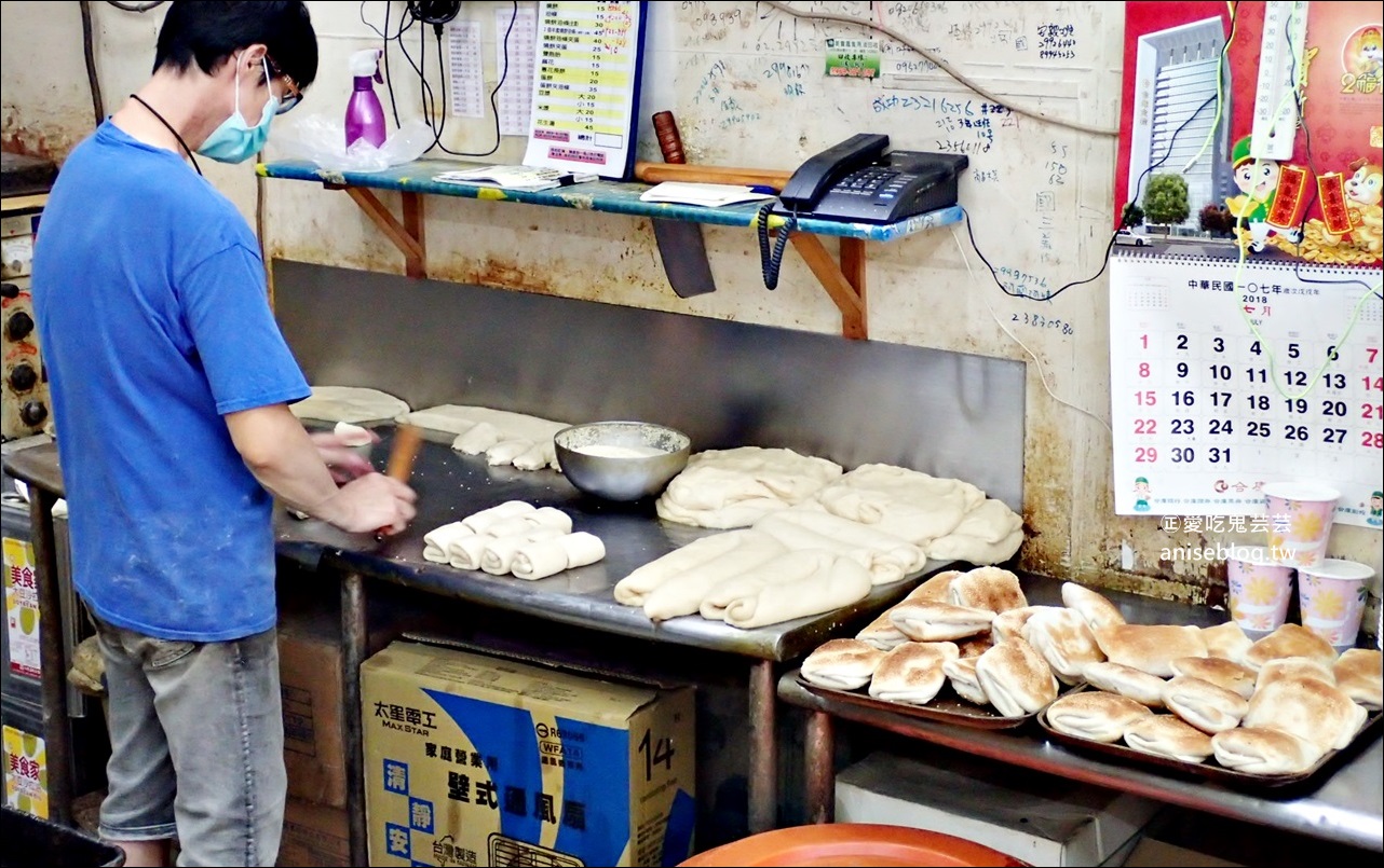 熊記燒餅油條專賣店，手工現做的傳統早餐、排隊老店，捷運新莊站美食(姊姊食記)