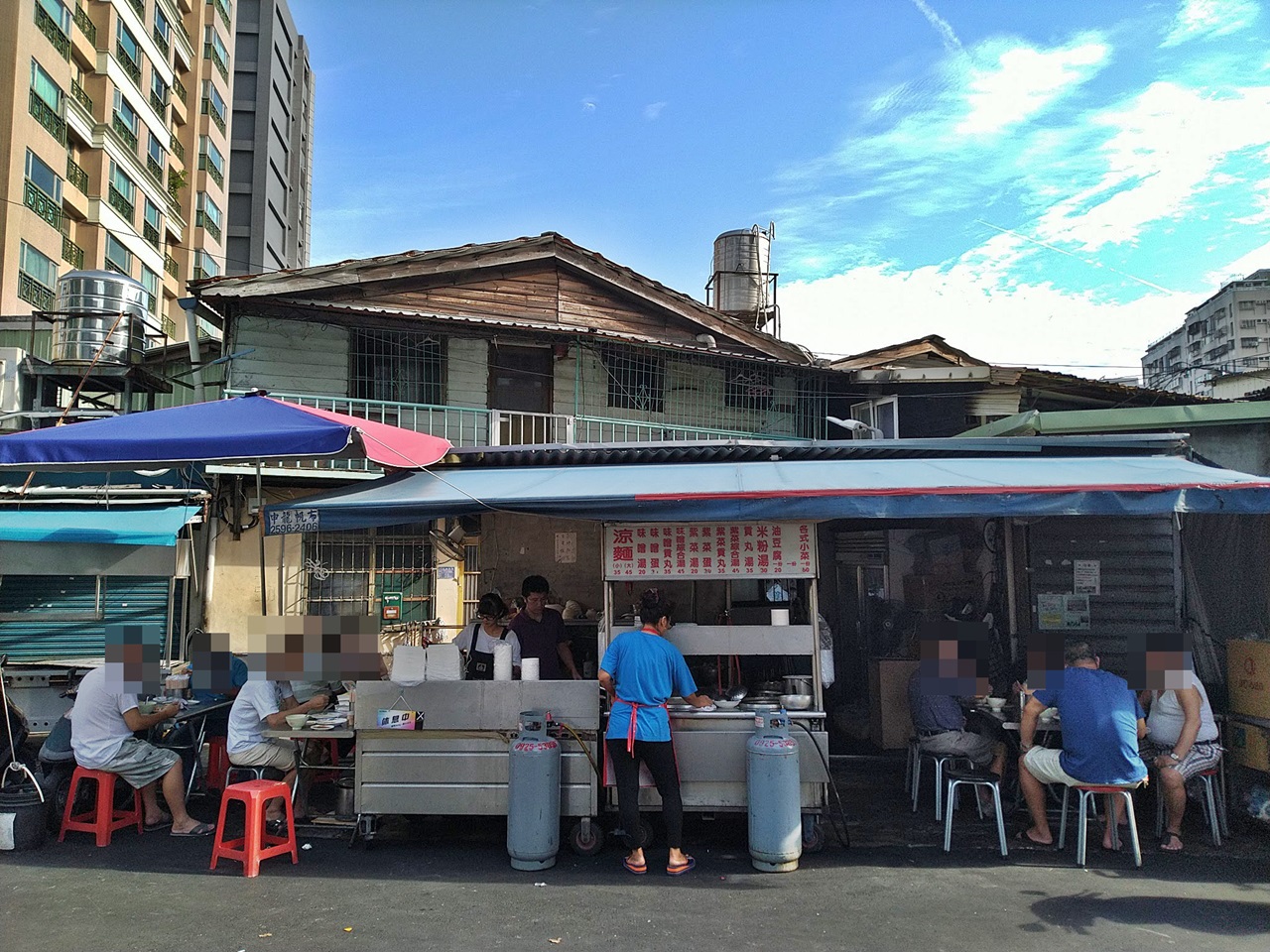 涼州街無名涼麵米粉湯，正港巷仔內美食黑白切小菜超讚，大橋頭站美食(姊姊食記)