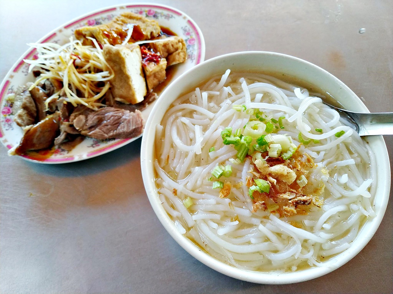 涼州街無名涼麵米粉湯，正港巷仔內美食黑白切小菜超讚，大橋頭站美食(姊姊食記)