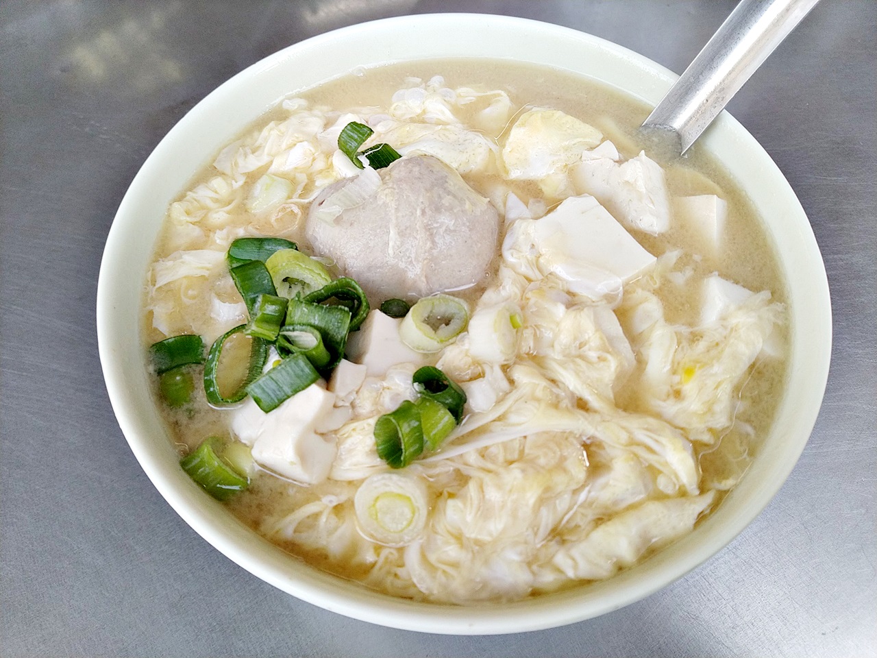 涼州街無名涼麵米粉湯，正港巷仔內美食黑白切小菜超讚，大橋頭站美食(姊姊食記)