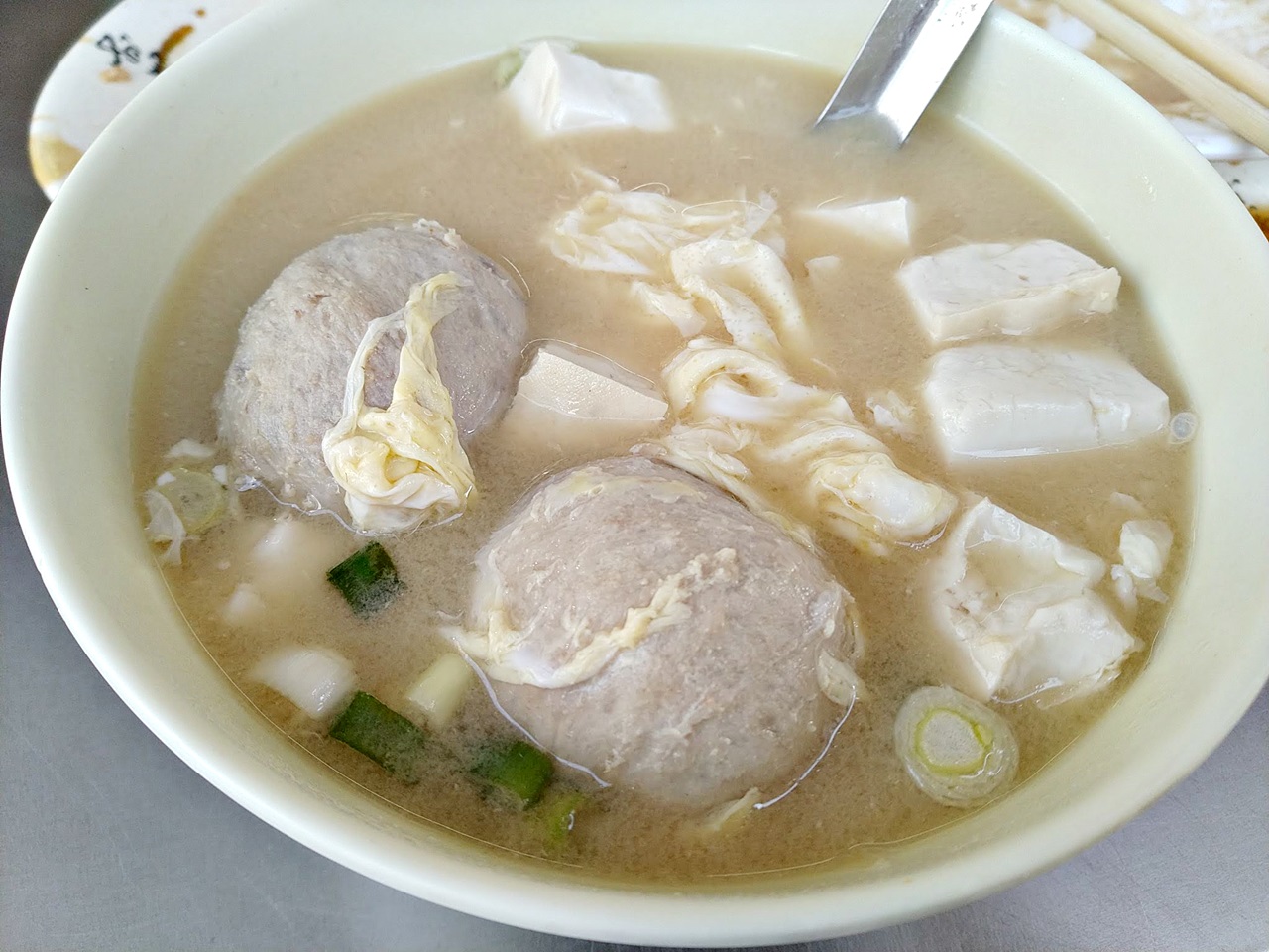 涼州街無名涼麵米粉湯，正港巷仔內美食黑白切小菜超讚，大橋頭站美食(姊姊食記)