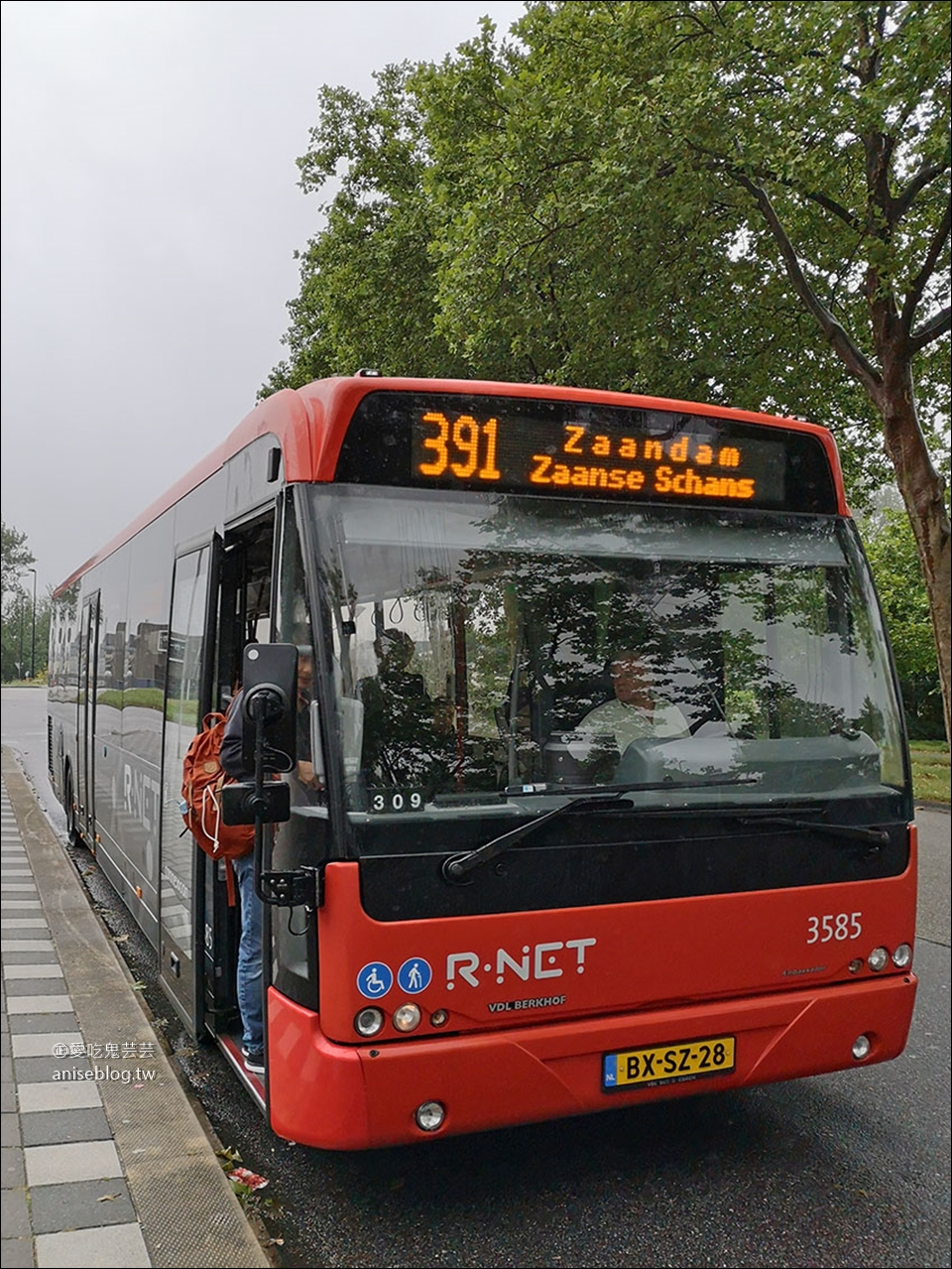 荷蘭風車村Zaanse(贊丹)，狂風暴雨不怕不怕，起司照吃、熱巧克力照喝