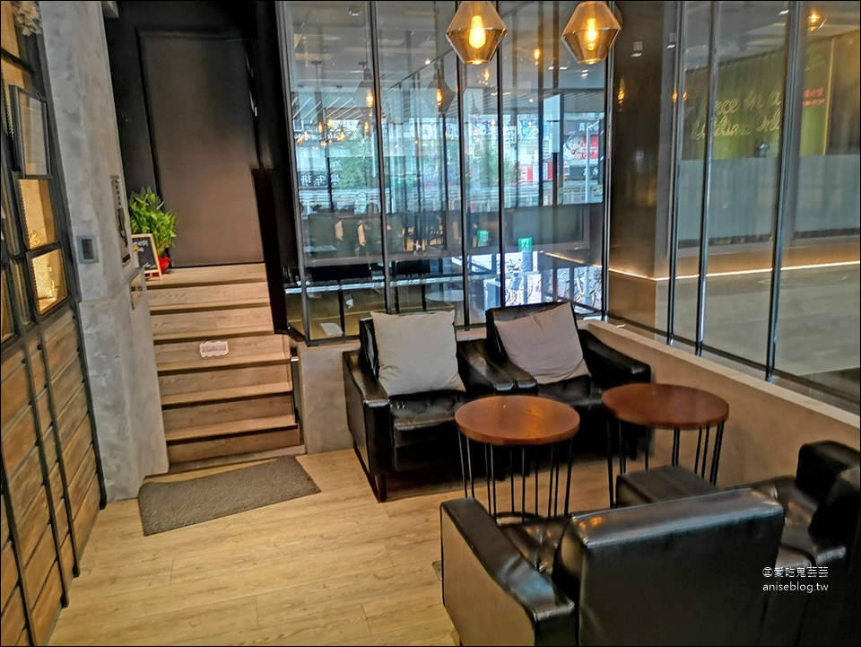 東旅 O.L.O CAFÉ，南京三民站咖啡廳 (文末菜單)，不限時、可插電