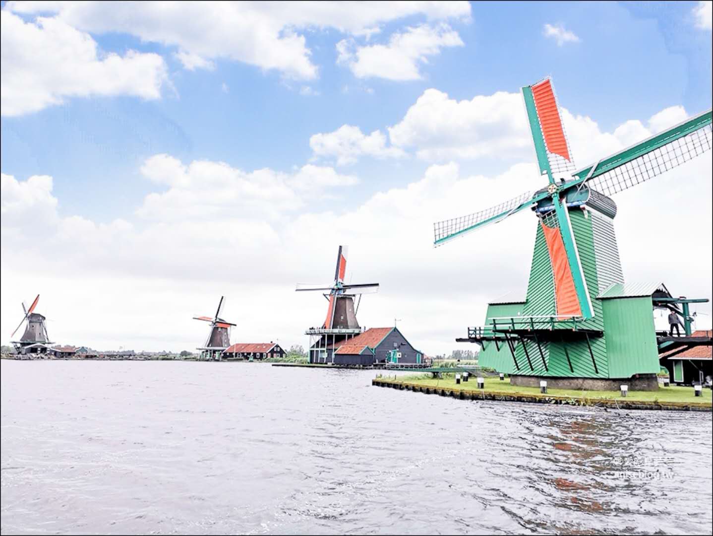 荷蘭風車村Zaanse(贊丹)，狂風暴雨不怕不怕，起司照吃、熱巧克力照喝