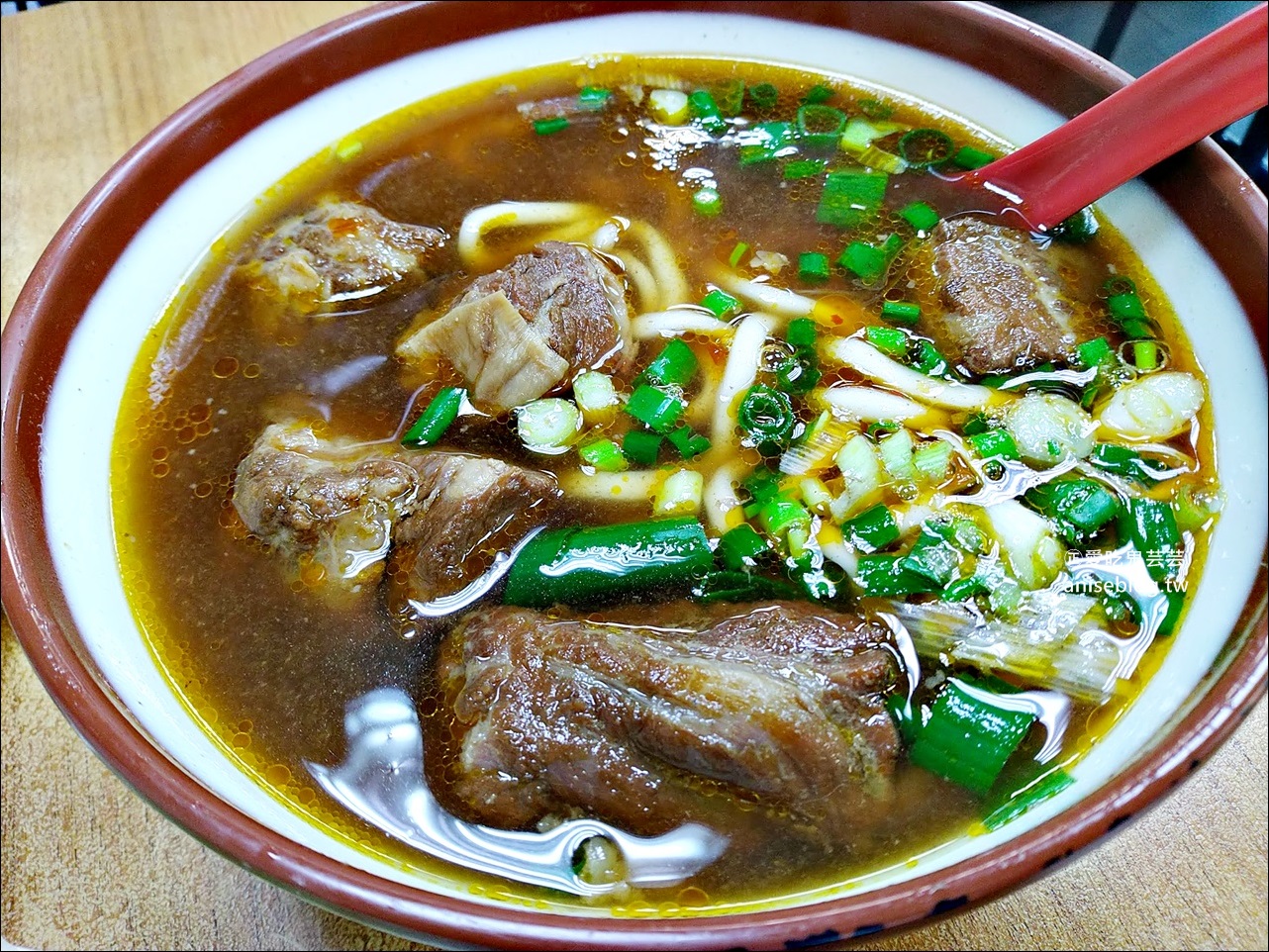 老五鍋貼牛肉麵，板橋人氣排隊名店(姊姊食記)