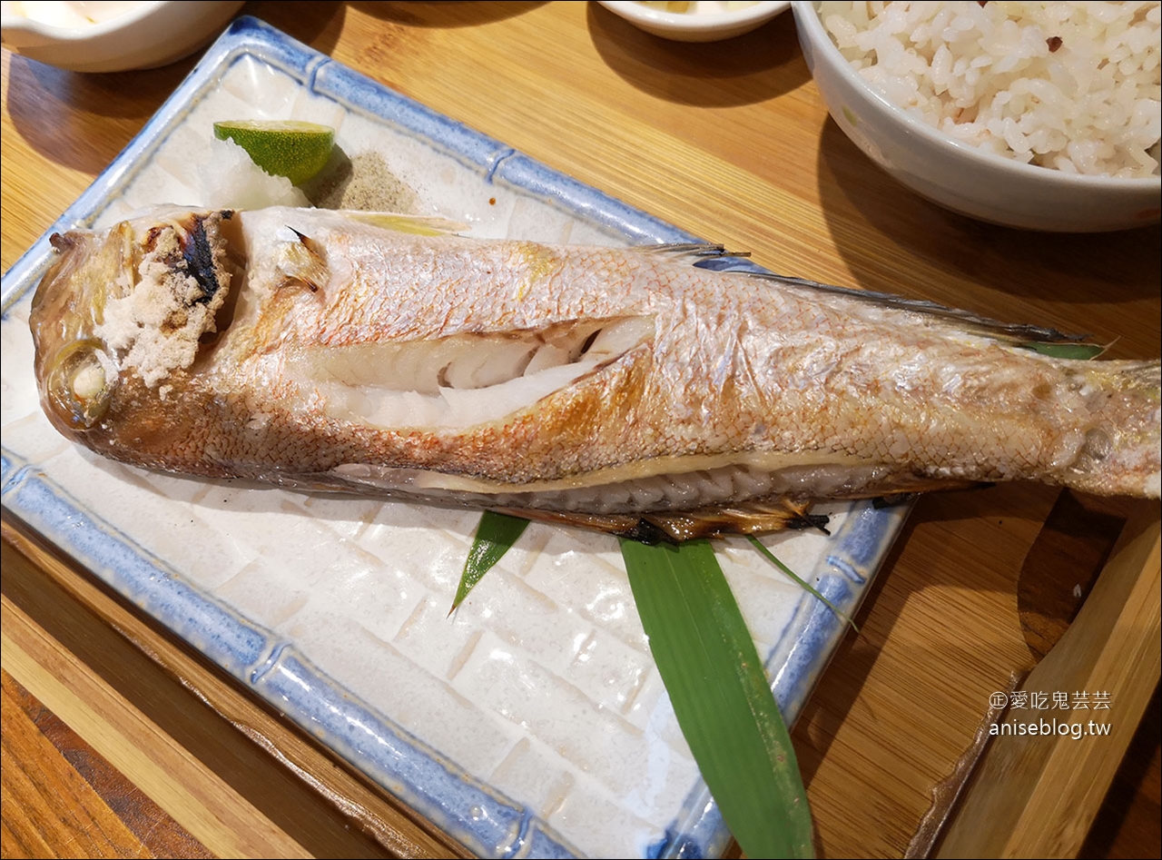 里海 cafe’，挑嘴海鮮控莊媽媽都說讚的美味烤魚