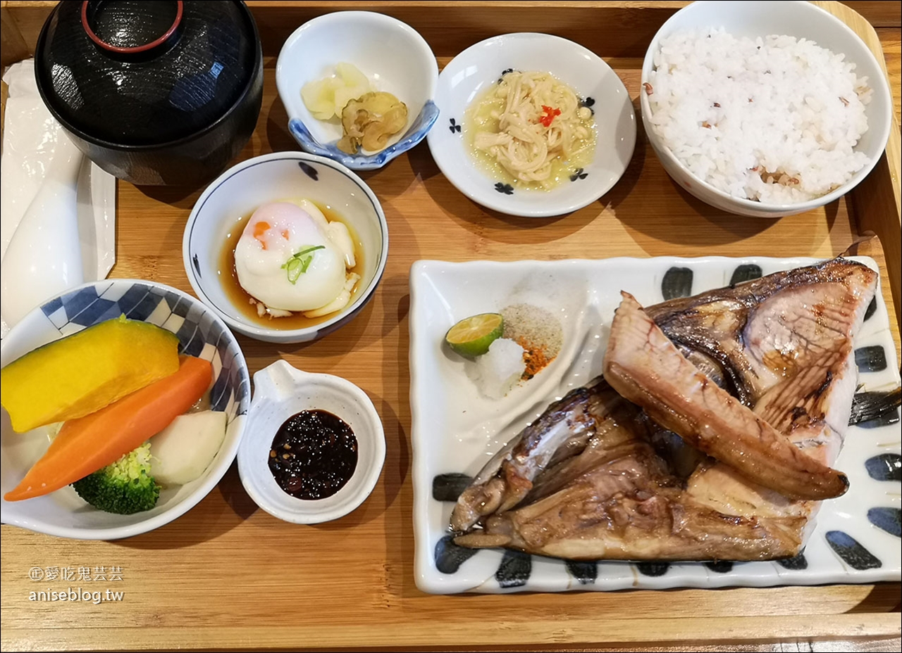 里海 cafe’，挑嘴海鮮控莊媽媽都說讚的美味烤魚