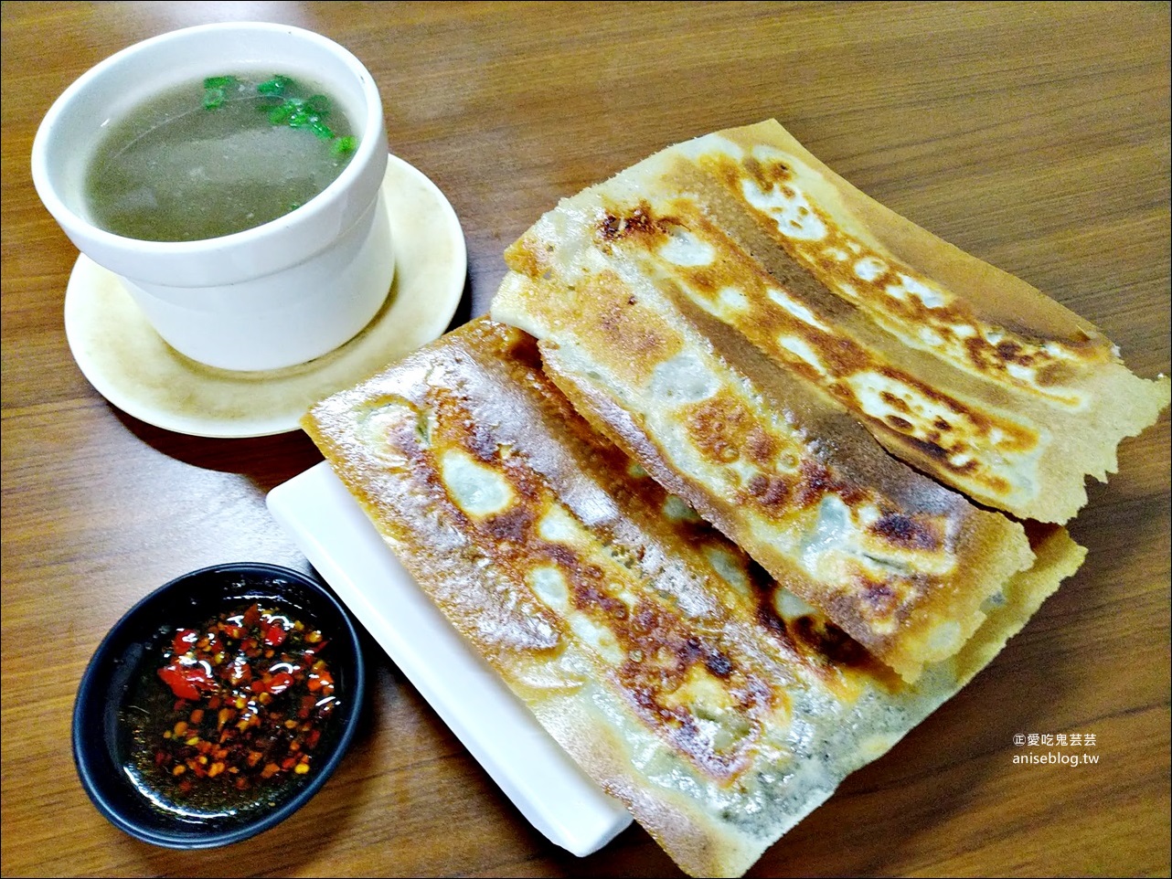 楊家麵食水餃館，巨無霸大鍋貼是招牌必點，中和永安市場站美食(姊姊食記)