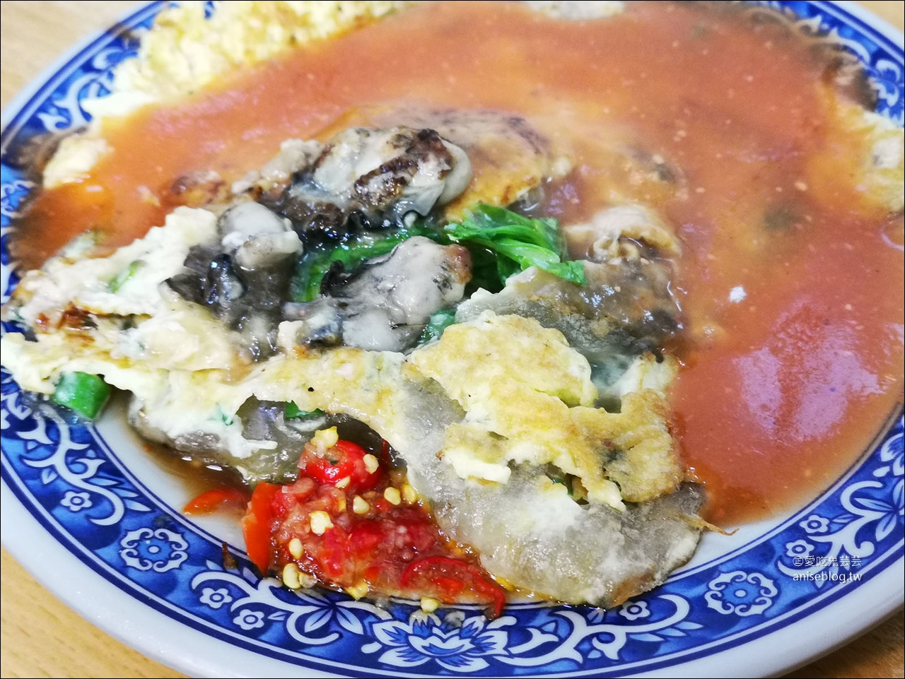 天天利美食坊，姐姐說是台北三大滷肉飯之一，我卻覺得蚵仔煎更好吃！辣椒必加！