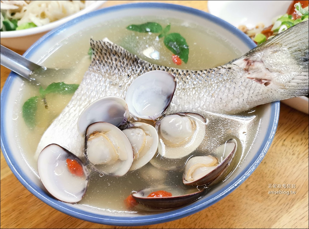 超人鱸魚湯，新店耕莘醫院超人氣名店，我最愛豬腳和石斑魚 😍 @愛吃鬼芸芸