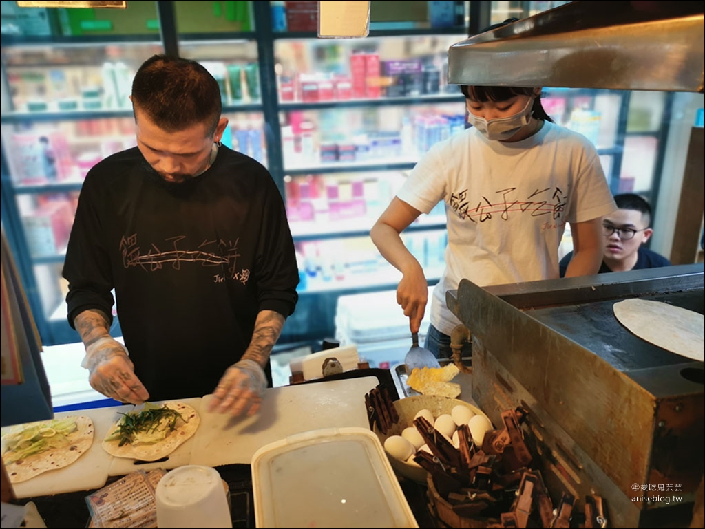 台南國華街小吃 | 林家番薯碰(白糖粿)、餵公子吃餅，外掛小西腳仙草茶