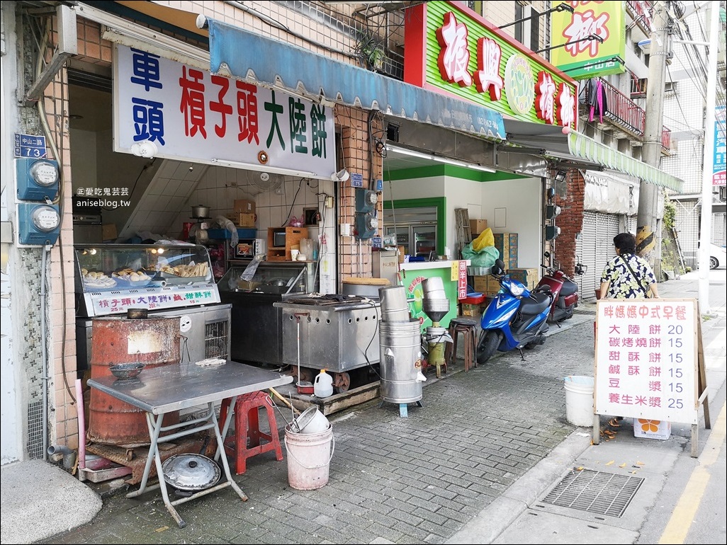 六號阿粉專賣店，烏龍麵+黑白切的奇妙組合，胖媽媽碳烤燒餅，基隆西岸美食(姊姊食記)