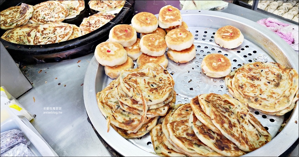 早安蔥油餅，菜市場在地人推薦排隊老店，永和永安市場站美食(姊姊食記) @愛吃鬼芸芸