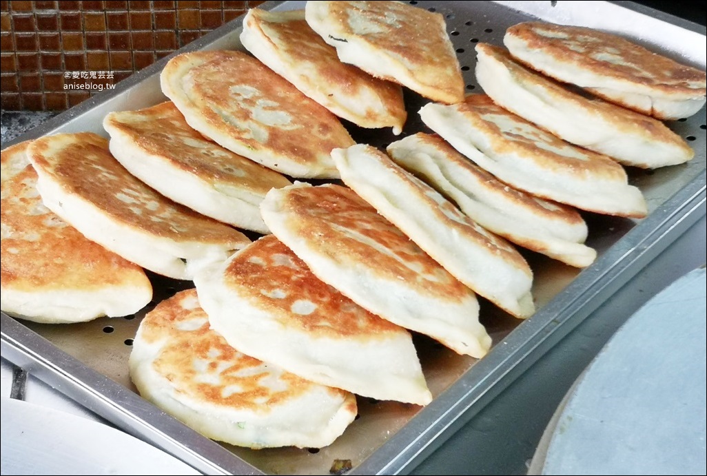 早安蔥油餅，菜市場在地人推薦排隊老店，永和永安市場站美食(姊姊食記)