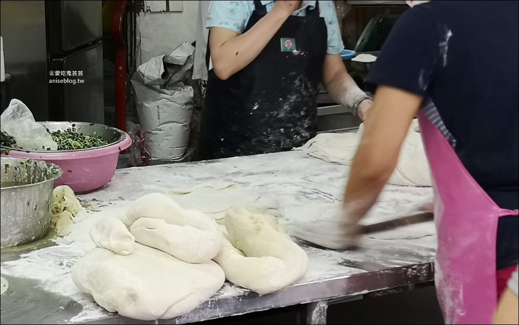 早安蔥油餅，菜市場在地人推薦排隊老店，永和永安市場站美食(姊姊食記)