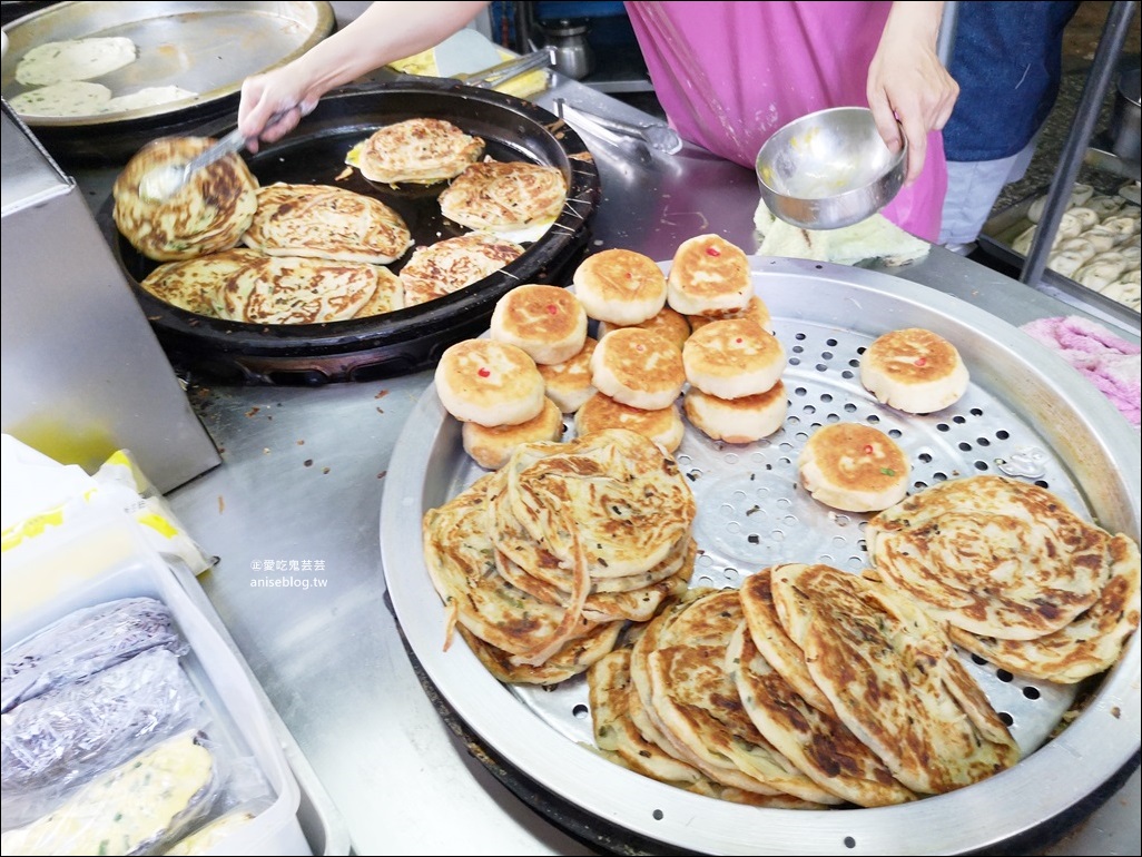 早安蔥油餅，菜市場在地人推薦排隊老店，永和永安市場站美食(姊姊食記)