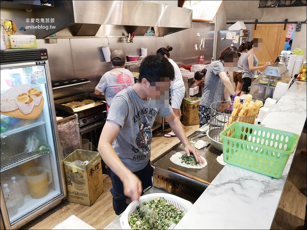 弘記豆漿店手工蛋餅、炸彈飯糰，蘆洲超人氣早餐店，捷運三民高中站美食(姊姊食記)